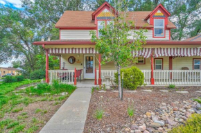 Charming Victorian Haven Near Garden of the Gods